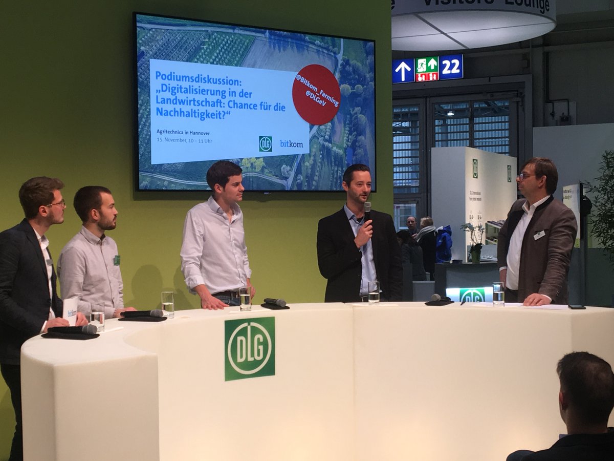 Bitkom_Farming's tweet image. #FlashbackFriday: Vor einer Woche diskutierten wir auf der @AGRITECHNICA wie Digitalisierung zu einer nachhaltigen Landwirtschaft beitragen kann. Mit dabei waren Hubertus Paetow @DLGeV, Tobias Kreklow von #HAIPSolutions, Jobst Petersdorff #JungeDLG und Peter Fröhlich @AgriCircle.