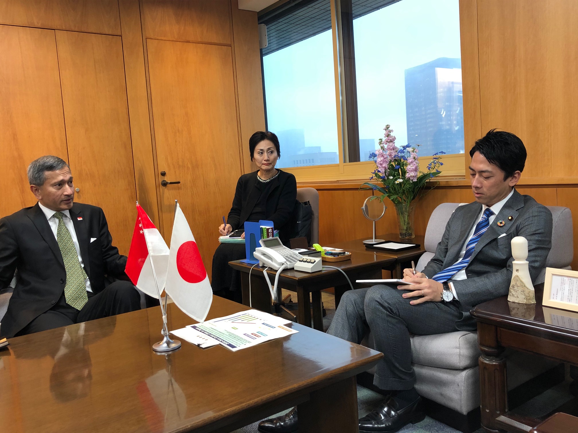 環境省 Cop25 に向けて 11 22 小泉環境大臣 は Copでの交渉経験も豊富な シンガポールのビビアン バラクリシュナン Vivian Balakrishnan 外務大臣と Copでの交渉で重要なポイントなどについて 意見交換しました Cop25まであと10日 Cop25の詳細 環境省 Cop25 に向けて 11 22 小泉環境大臣 は Copでの交渉経験も豊富な シンガポールのビビアン バラクリシュナン Vivian Balakrishnan 外務大臣と Copでの交渉で重要なポイントなどについて 意見交換しました Cop25まであと10日 Cop25の詳細
