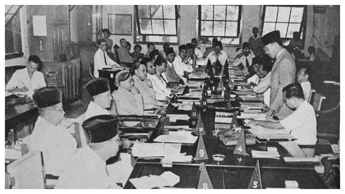 Tepat pada 10-11 Juli 1945, para pendiri bangsa diskusi untuk mempersiapkan kemerdekaan Indonesia dlm rapat BPUPKI.Singkat cerita, diskusi saat itu berjalan alot saat mereka membahas soal batasan wilayah mana saja yg akan dicakup oleh Indonesia. Terutama soal pembahasan Papua.