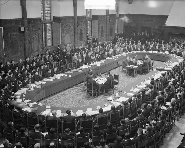 27 Desember 1949, Konferensi Meja Bundar.Belanda akhirnya menyerahkan daerah kekuasannya pada Indonesia. Namun, mereka belum sepakat soal penyerahan Papua (saat itu disebut Irian Barat).Belanda berpendapat bahwa Papua memiliki etnis & ras yg berbeda dgn Indonesia kebanyakan.