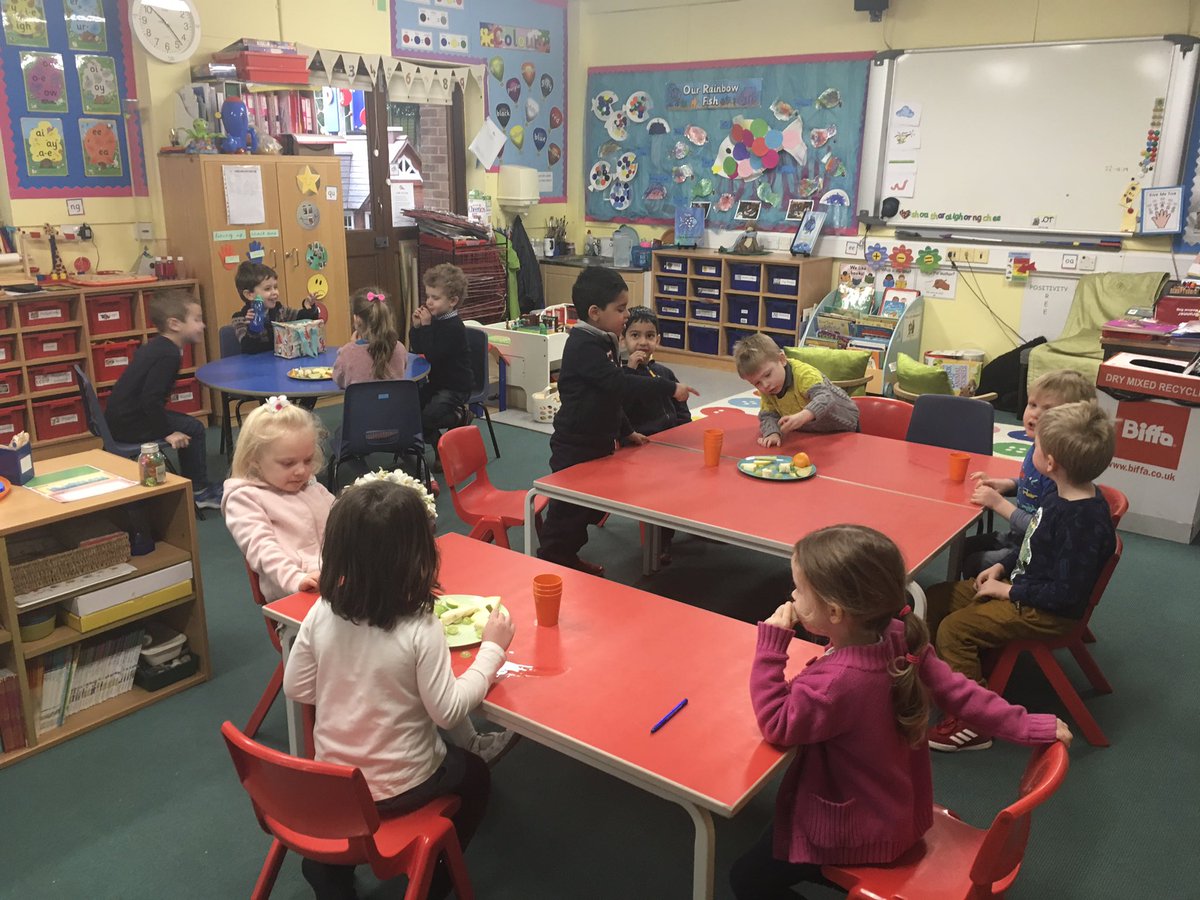 YMS_Reception's tweet image. We catch up on our friend’s news during snack time!#healthyeating #communicationineyfs #speakingandlistening #eyfs #happyfriday 😁@psbacc