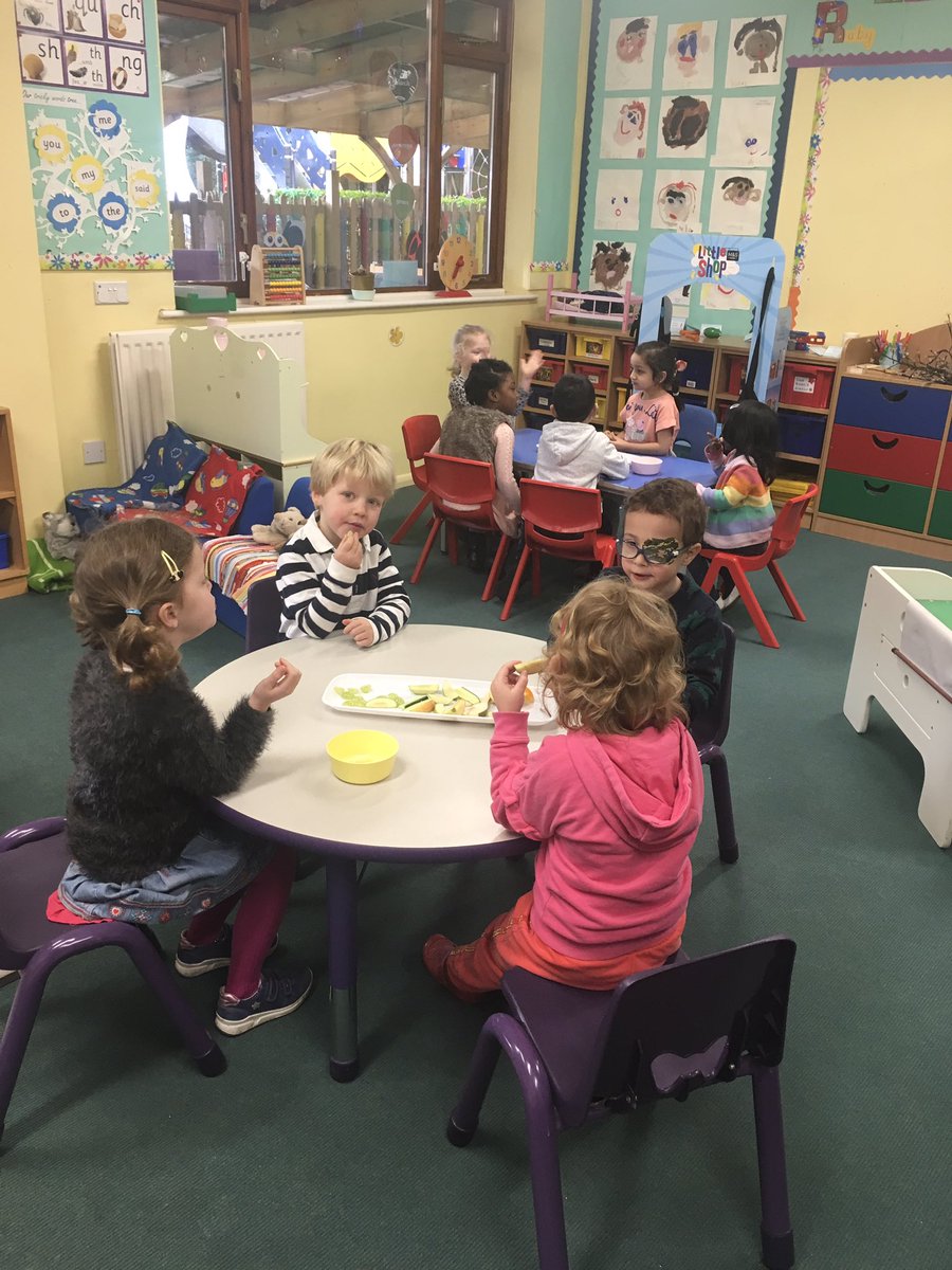 YMS_Reception's tweet image. We catch up on our friend’s news during snack time!#healthyeating #communicationineyfs #speakingandlistening #eyfs #happyfriday 😁@psbacc
