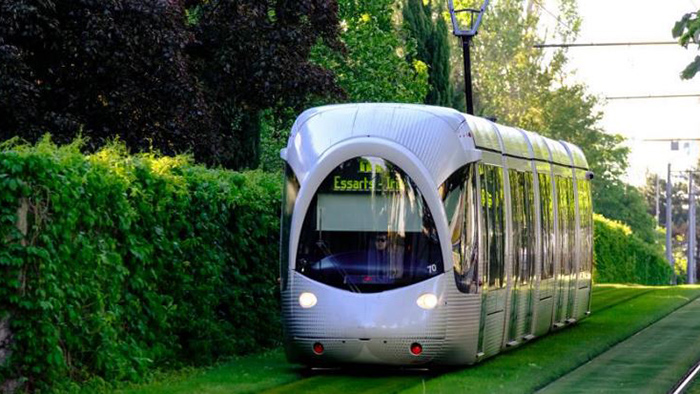 villedelyon's tweet photo. 🔉Aujourd'hui, @SYTRAL_RHONE met en service la sixième ligne du tramway lyonnais. Particularité : de Debourg à Hôpitaux Est, elle favorise les déplacements sans passer par le centre-ville. 🚈 https://t.co/GRAuw9XfDH https://t.co/Usk71PvZCa