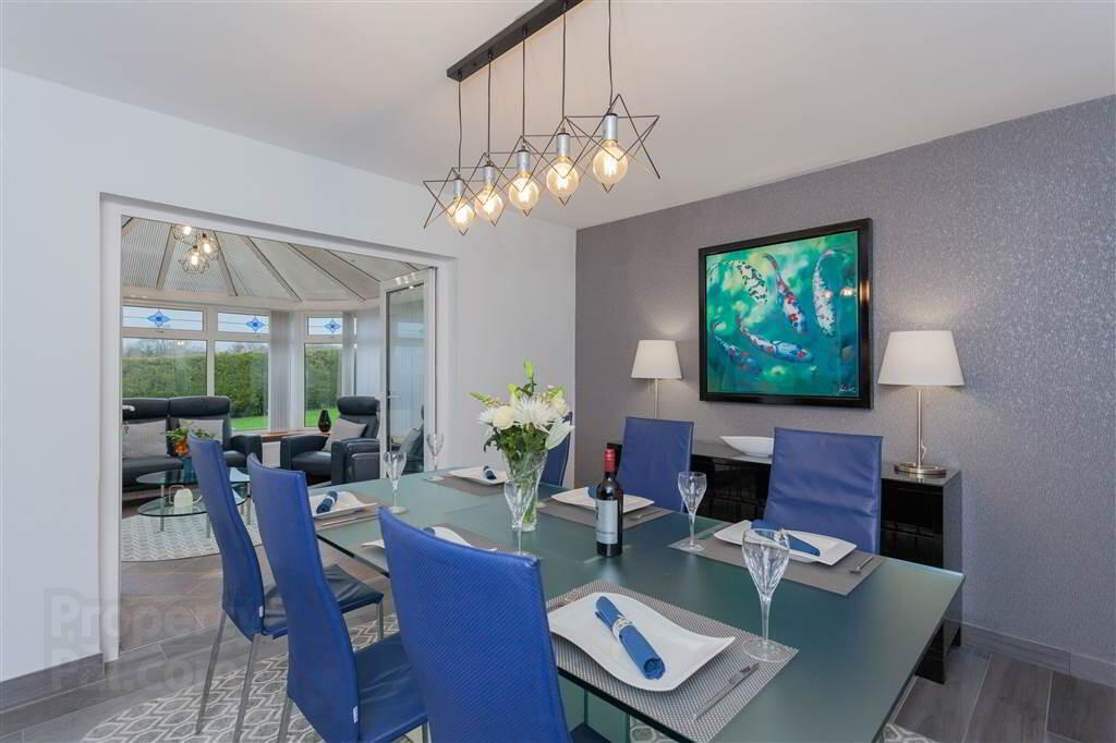 propertypal's tweet photo. This house is so cool that none of the cupboards in the kitchen even have handles. A whole new level of slick.
>>> https://t.co/pMbvytiov5 https://t.co/EU0Be1Rl0I