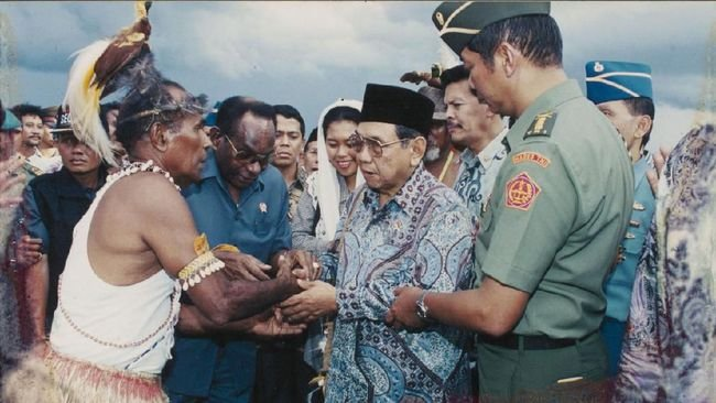 Memasuki era reformasi, Gus Dur mengumumkan bahwa nama Irian Jaya diubah namanya menjadi Papua, dalam acara kunjungan resmi kenegaraan Presiden, sekaligus menyambut pergantian tahun baru 1999 ke 2000, pagi hari tanggal 1 Januari 2000.