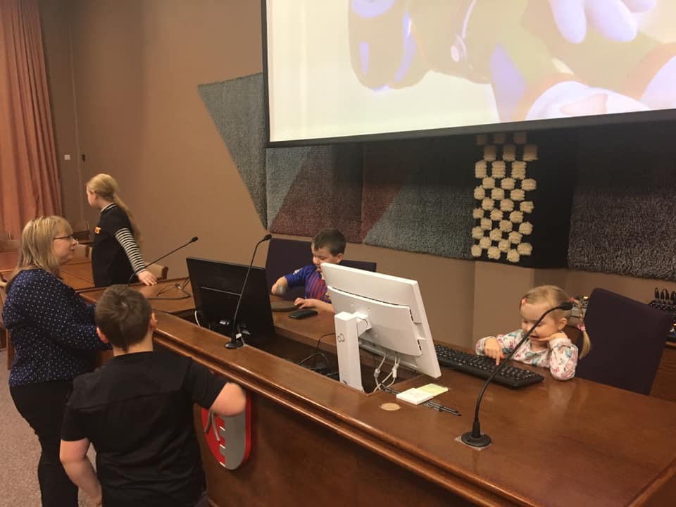 Tulevaisuuden tekijät tutustumassa työhömme kaupungilla. Päätöksenteko oli poikkeuksellisen reipasotteista. #lapsimukaantöihin #akaa #meidänakaa