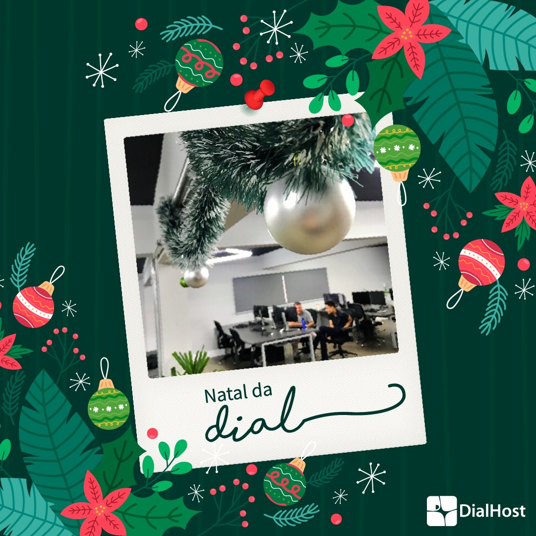 DialHost's tweet image. Aqui já entramos em clima de natal. Um opina daqui, um opina dali, outro sequestra o pinguin Natalino para a sua mesa, mas está tudo certo para terminarmos mais um ano curtindo esse espírito familiar que nos faz mais forte. 🎄✨🎁

#dialhost #natal #decoração