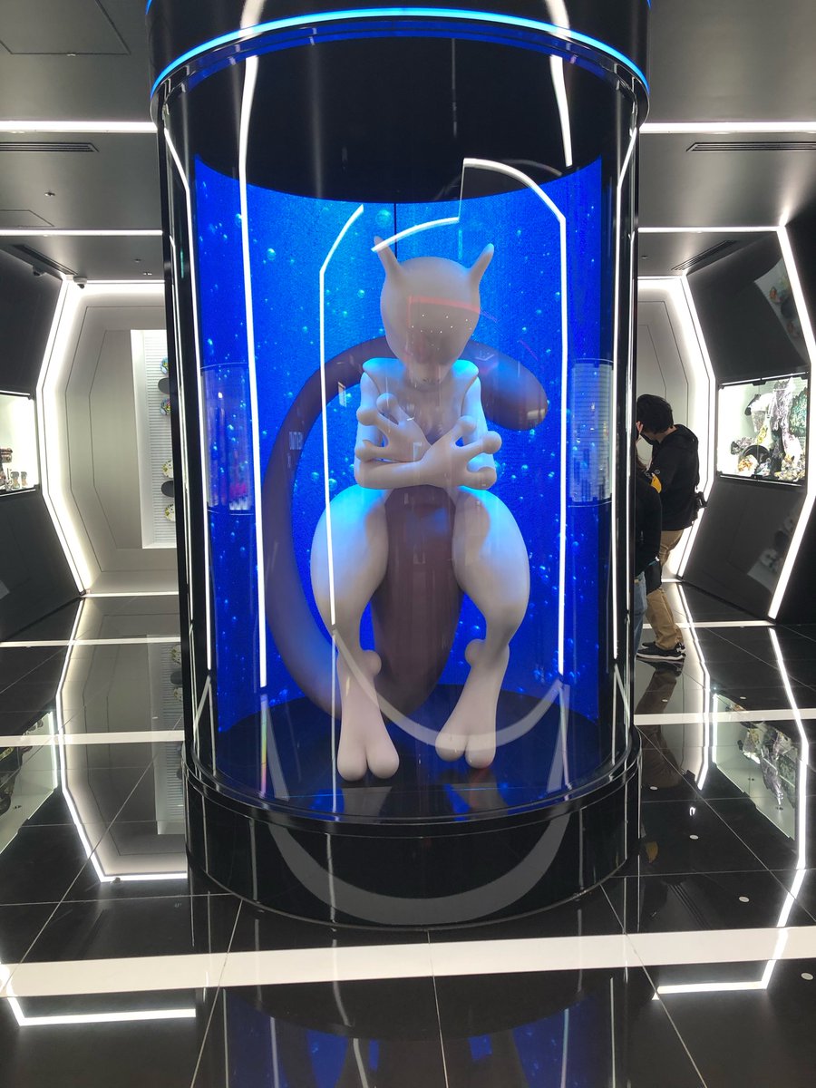 豊田恵吾 Op Twitter ポケモンセンターシブヤの入口に設置されたアニマトロニクスで動く等身大のミュウツー 通常の背景は水色 ミュウツーが話し始めると紫色に