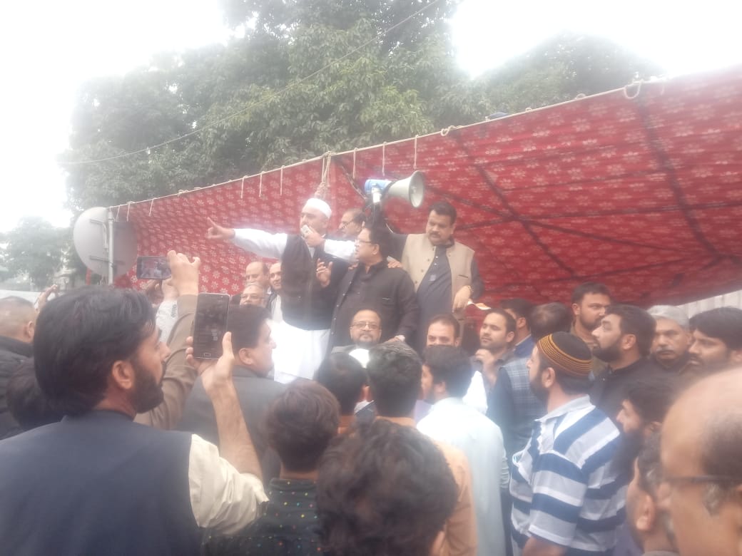 ArcupPunjab's tweet photo. تاجروں کی بدمعاشی 
نامنظور ۔۔۔ نامنظور

تاجر گردی
نامنظور ۔۔۔ نامنظور

#ArcupSharnaDay12
@ImranKhanPTI 
@UsmanAKBuzdar https://t.co/uIY2locrys