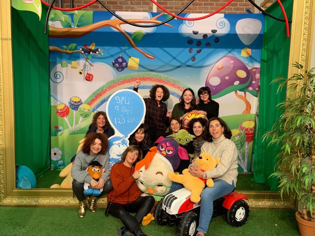 Splitagift's tweet image. #splitagift &amp;amp; friends hebben verjaardagsdozen ingepakt bij onze #charity partner @Jarige_Job! 
Door Jarige Job kunnen #kids, die hun verjaardag niet kunnen vieren, dit toch doen! #support hun via #splitagift en maak een verschil 👊🏻 
splitagift.com/c...
#sharingiscaring