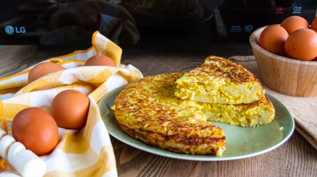 lgespana's tweet photo. Celia de @thefitbowl nos ha sorprendido con esta sencilla receta de Tortilla de Patatas, ¡usando tan solo el horno microondas LG Smart Inverter! #MicrocinandoconLG Puedes ver la receta aquí:
👉🏻https://t.co/PCJriiw04v https://t.co/7xnPR9NUFO