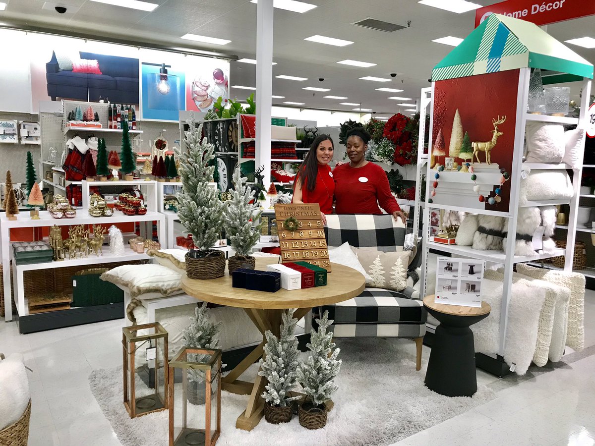 This week has been one inspiration after another! Just a few days on the job and she has her dept looking like a holiday must have! Thank you Kathleen, I want it all! #R300HolidayHeros #goaheadandzoomin