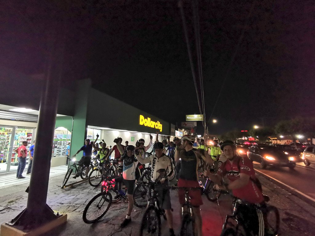 Disfrutando en la cicleada Urbana Nocturna del jueves 21