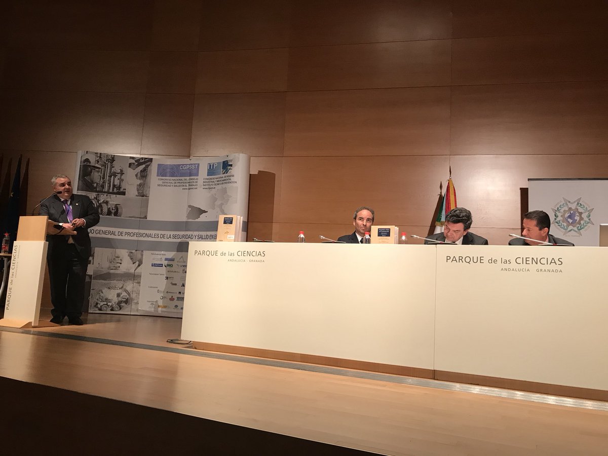 CongresoPRL's tweet photo. Ramón Torres nos explica los objetivos del @CGPSST_NET organización q representa a todos los profesionales de la seguridad y salud en el trabajo a nivel nacional, q intenta dignificar esta profesión y fomentar la colaboración entre entidades privadas, públicas, asociados... https://t.co/iKr66MtkGB