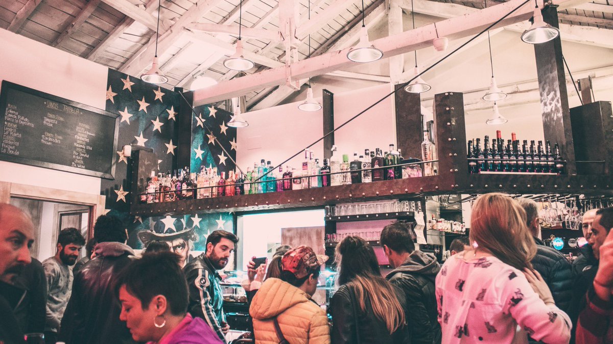 Desde cuando el mal tiempo ☔️ es una excusa. A nosotros nos da igual el tiempo porque aquí hay una cosa clara los viernes se sale 🍺 y se disfrutan 🙌.

Porque no hay nada como ese momento en el que te reúnes con tus amigos y desconectas de todo el estrés de la semana.