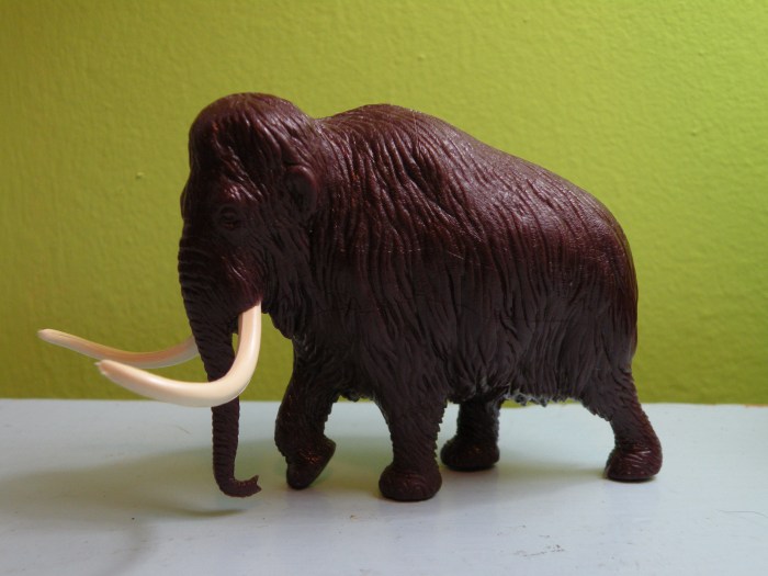 I love the Mammoth - the details on the hair is ace. Plus the tusks are a different colour plastic.The only two tone prehistoric beast in the line up!