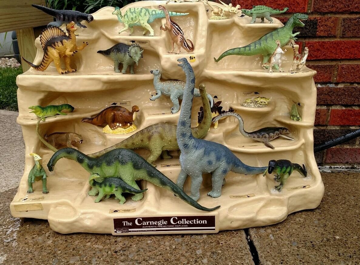 What made the Safari different? These prehistoric beasts were PAINTED. A quantum leap in dinosaur toy design! IMO the models are cheesy and have pretty crappy poses (I see you Spinosaurus) but having painted figures changed the game and Invicta was flagging.