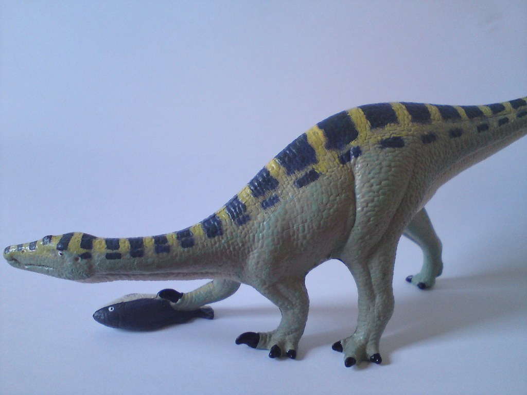 You can see that the powers at Invicta reacted with some panic because later that year they re-released lots of the models that were secondarily painted. Remember Baryonyx? Here it is painted....