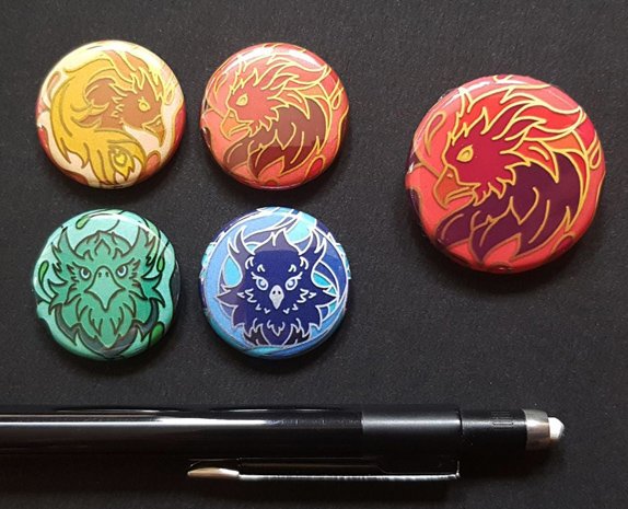 LisaLenzArt's tweet image. Yay the buttons arrived :D Tiny buttons are reeeally tiny haha XD If you like them you can get them at my table on the next conventions, or contact me if you like to. The big one has the size I tested a few days ago. #buttons #tinybuttons #phoenix  #digitalart #buttondesign