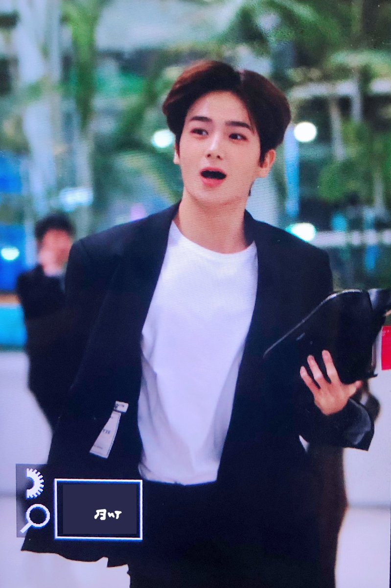 hyunjae looks like a businessman who& #39;s running bc he doesn& #39;t want to miss his flight