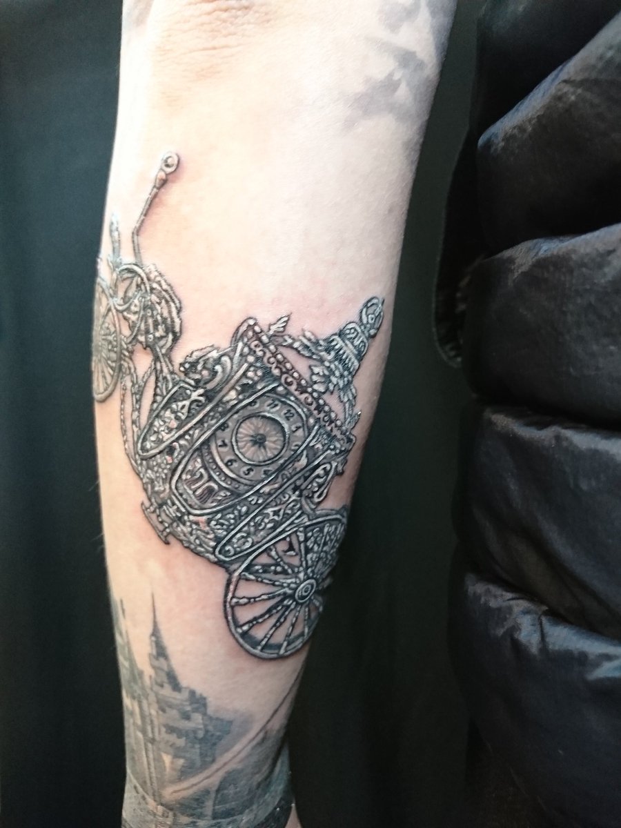 手首を少し延長、カボチャの馬車とランプも完成。彼女のお祖父様はシンデレラ城等ランドの至るところの装飾彫刻を手掛けた方なのです。なので、これは彼女にとってのルーツタトゥーなのです。とても素敵です。  #tattoo #ディズニー #cinderella #シンデレラ城 #タトゥー ..., image size:900x1200