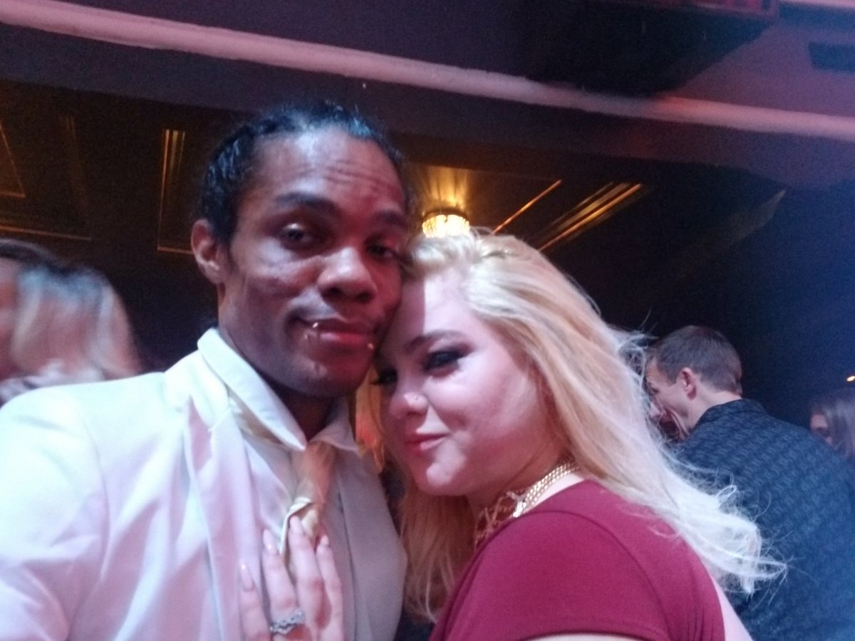 AJ_Fresh_XXX's tweet photo. My bro @RomeMajorxxx woulda been salutin 👨🏿‍✈️👆🏿 n handlin biz all night🎬🔥; so i dedicate this decent ass selfie w @mazzimonicaXXX 's sexy thicc ass to him cus im tryna get on his level. Check out my art n shit n hmu if yall tryna collab on some cool g shit. Nighty night 😏😴 https://t.co/nZCaXFX6cl
