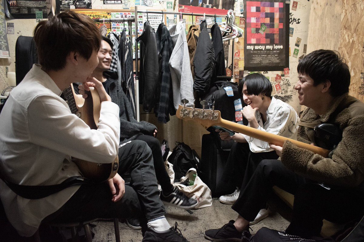 1ever_crew's tweet photo. [舞台袖にて]

2019.11.21
活動休止前ラストライブ 越谷公演
終演致しました。
ありがとうございました！

ここから、1 inch ever afterは次の新しい舞台を目指して、4人でしっかりこのバンドを生きていきます。

楽しみにしていてください、
またライブハウスで！

(写真:Risa @rrrisa_0705) https://t.co/fMUPani8Bs