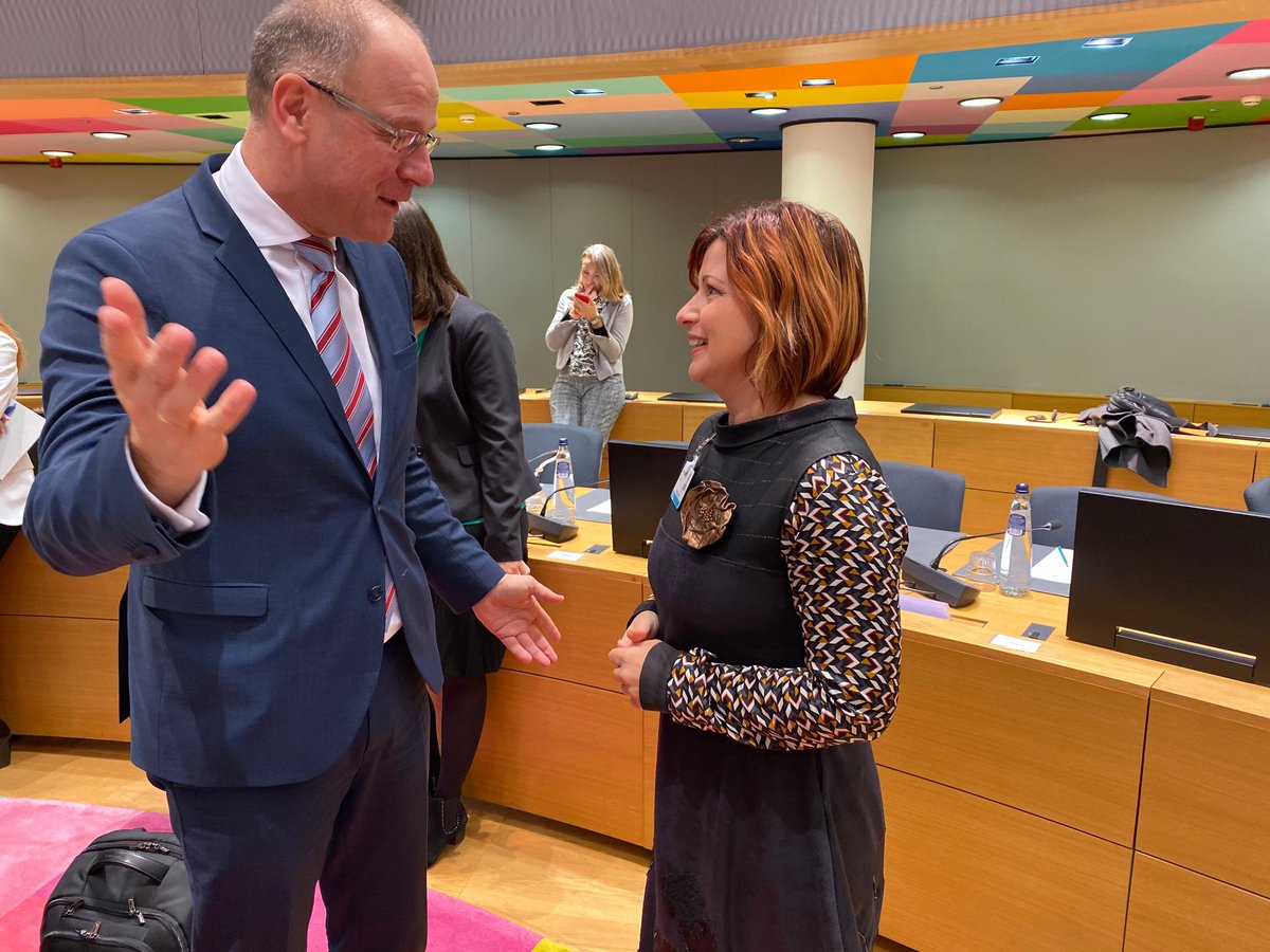 V Bruslju danes zasedajo ministri, pristojni za mladino #EYCS . Med drugim razpravljajo o viziji mladinskega dela v Evropi z vidika podnebnih sprememb. Zelena razsežnost bo pomemben del programov, ki jih bo podpirala Evropska komisija. Mladi zahtevajo hitre ukrepe!