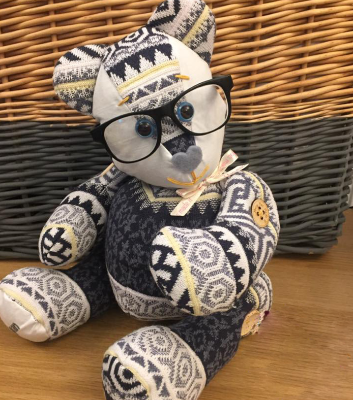 Une jeune anglaise transforme les vêtements de vos proches disparus en peluches à leur mémoire

Plus d'infos : ow.ly/edu450xhYFT