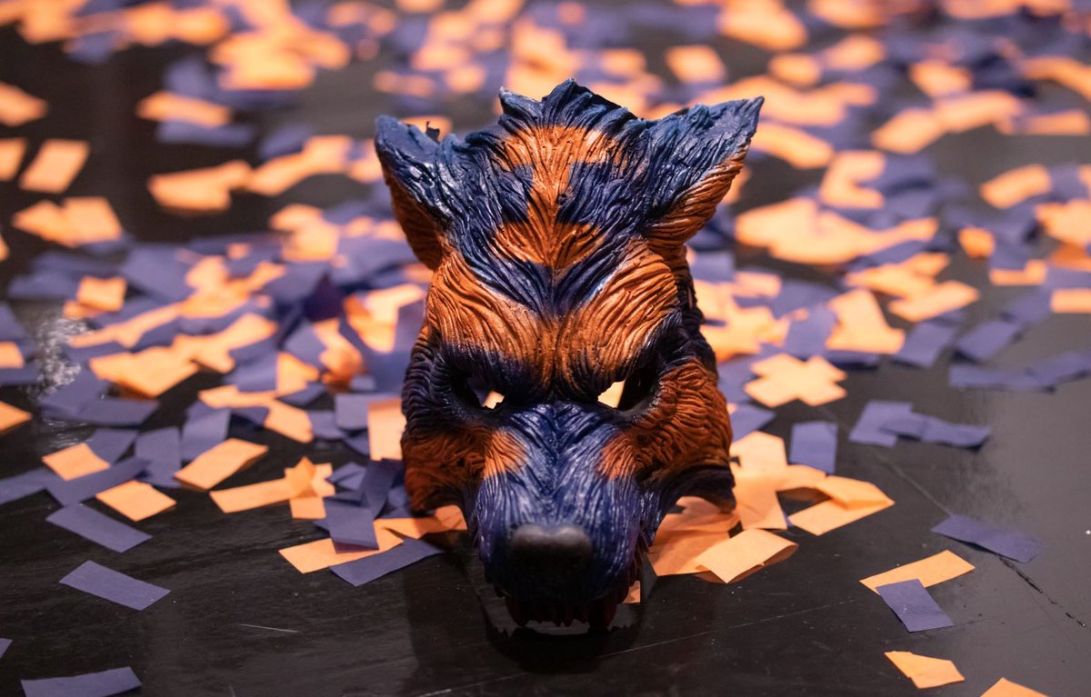 Locke_4's tweet photo. This is immediately my favorite all-time commitment prop ever! ๐ถ๐ท๐บ #AceWolf https://t.co/jBOnYCn0ir