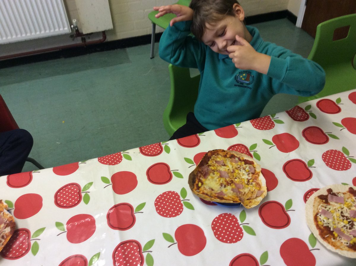 Springwood_Prm's tweet photo. #springcaernarfon having lots of fun making pizzas https://t.co/dIUeWJe0oB