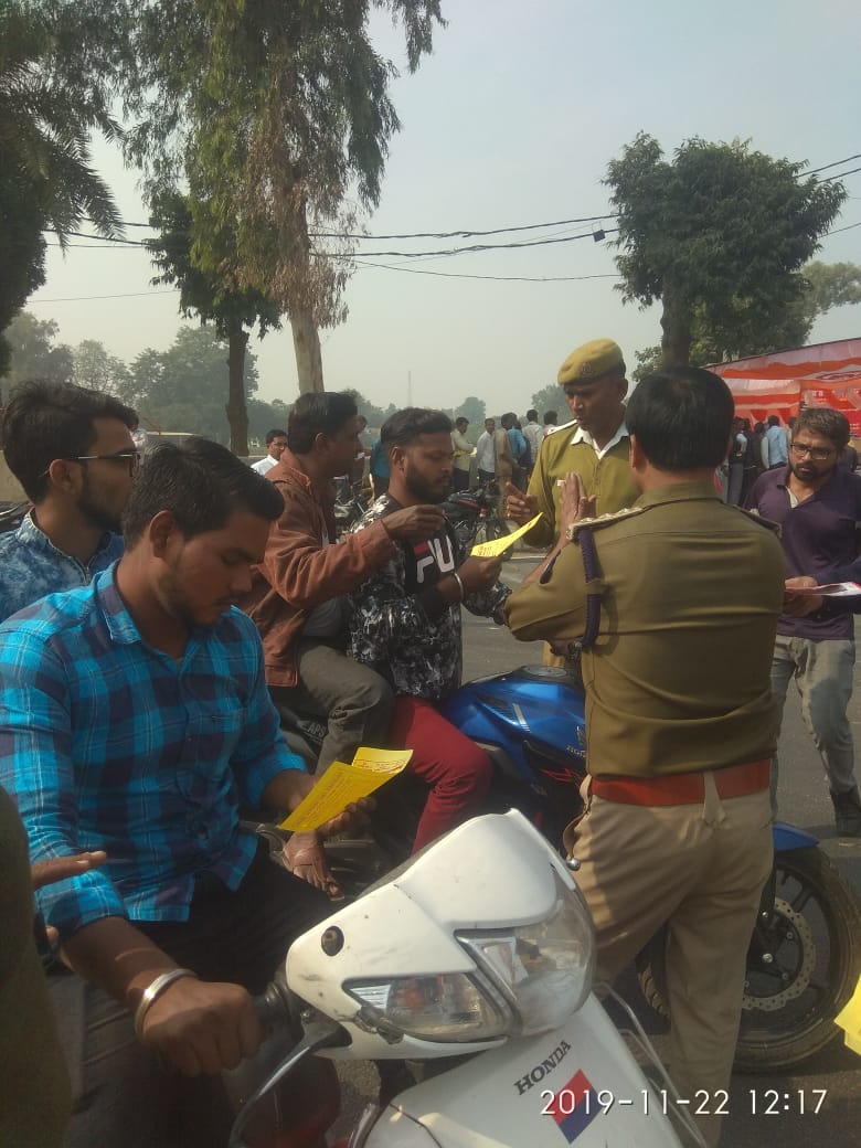 budaunpolice's tweet photo. #UPTrafficMonth19 सडक सुरक्षा सप्ताह के दौरान परिवहन विभाग व यातायात पुलिस द्वारा वाहन चालकों को यातायात नियमों के प्रति जागरूक करने हेतु पैम्फलेट का वितरण कर नियमों का पालन करने हेतु अपील की गयी । 
#TrafficAwarenessUP #budaunpolice @budaunpolice @adgzonebareilly @Uppolice https://t.co/iEU8rqn5lI