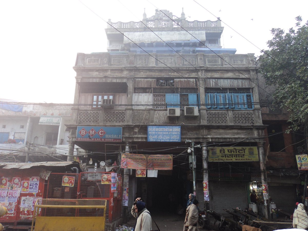 #WorldHeritageWeek2019 #Day4 'Endangered monuments of Delhi' This structure commonly known as 'Gadodia market' was built by L.N. Gadodia on the land of Sarai Bangash. It is located in Khari Baoli area and dates back to 1920s. #SaveDelhisHeritage #HeritageAtRisk