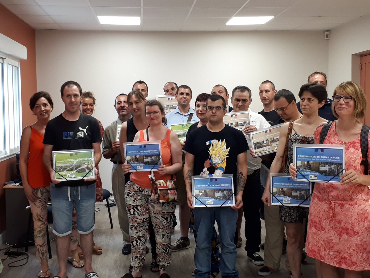 Afpa_Occitanie's tweet photo. [#SEEPH2019] 🤝

Au début de l'été 2019, avaient lieu les cérémonies des remises de portefeuille de compétences à des travailleurs en situation de handicap, dans le cadre de la #RSFP ⚡️

🎟 En moyenne, 225 nouveaux portefeuilles qui sont remis en #Occitanie!

Retour en images 💛 https://t.co/VtpICsFugt
