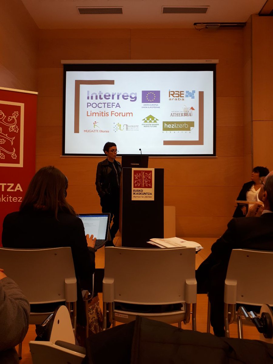 irsearaba's tweet photo. Stephanie Rabiller @universite_uppa presenta el Proyecto Limitis Forum #limitisforumproiektua (intercambio, formación, evaluación prácticas profesionales, publicaciones) y evalúa impacto en el territorio #irsearaba #vitoriagasteiz #CTPpoctefa #interreg #mugazgaindikoOngizatea https://t.co/heVOYdYG21