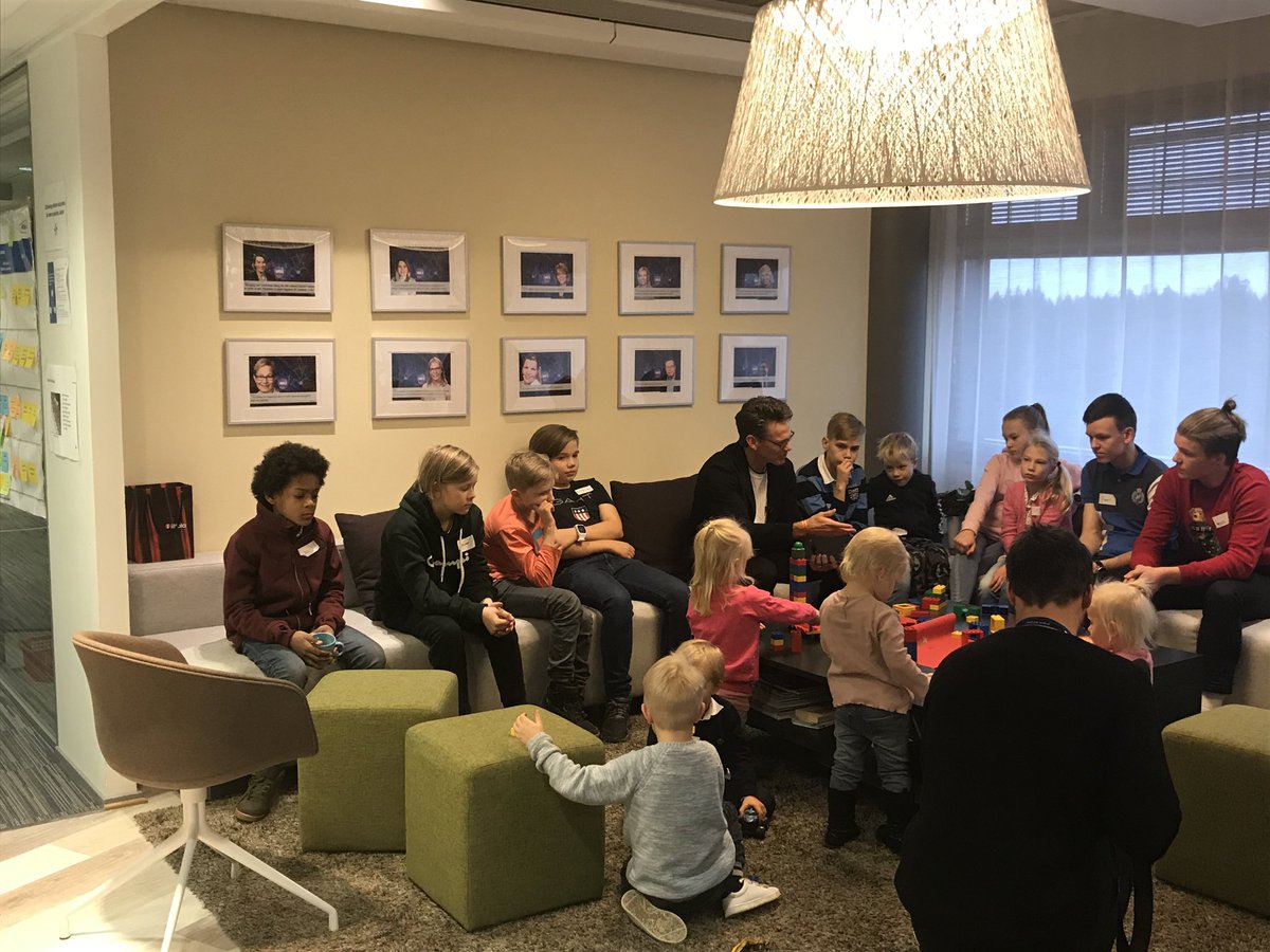 RocheFinland's tweet image. Tulevaisuuden tekijät tänään vierailulla toimistolla – lapset saivat oman videotyöpajan ja sprintin sekä pääsivät haastattelemaan @Roche Pharman globaalia toimitusjohtajaa Bill Andersonia! #lapsimukaantöihinpäivä #LMTpäivä