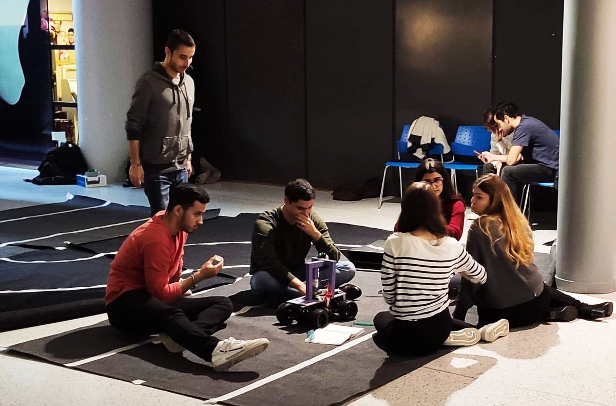 axionable's tweet photo. Le #20%Innovation by @axionable : @Dz_thanina, ML engineer, encadre l’équipe de l'@ESILVparis dans le développement d’une mini #voiture #autonome moins consommatrice ( #transfertlearning et optimisation small #data afin de réduire les durées d'entraînement #DeepLearning ) !🏎️ #IA https://t.co/2gVX7rh7zD