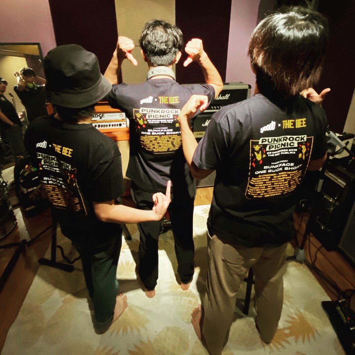 bunkfaceband's tweet photo. Bunkers! Korang dah ready nak riot kat #PunkRockPicnic? Kalau belum, boleh warm up and layan lagu-lagu kami di Spotify. Guna Spotify Add-On dari @yoodomy! 20GB baru RM5 sebulan guys! Check them out!
#iloveyoodo #Punkrockpicnic #yoodopresents #Bunkers #BunkShow https://t.co/a5lThYfHt6