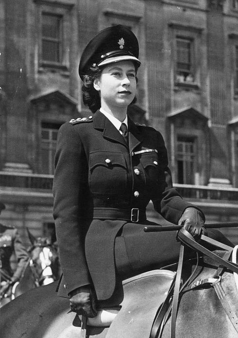 セーラームーンの 月に代わっておしおきよ は現実に当てはめると 英国の女王陛下が 英国に代わり処罰する と言って自ら敵を倒すような感じ Togetter セーラームーンの 月に代わっておしおきよ は現実に当てはめると 英国の女王陛下が 英国に代わり処罰する と言って自ら敵を倒すような感じ Togetter