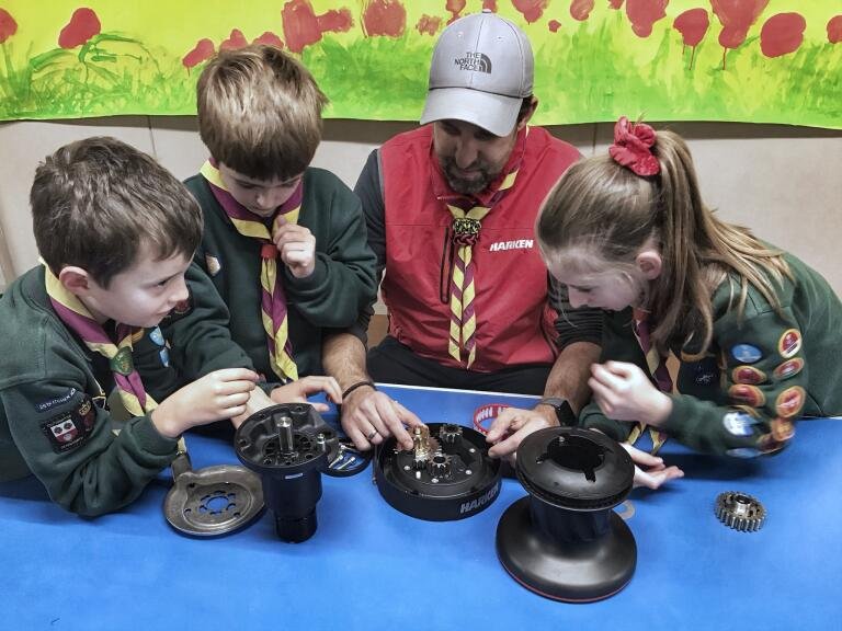 Harken UK and Cubs volunteers teaching some of the kids how to take apart a winch and put it back together again as part of their Cubs skills night at the 25th Itchen North Scout Group.

#Sailing #SkillsForLife <a href="/scouts/">Scouts</a> <a href="/HampshireScouts/">Hampshire Scouts</a> @UKScouting <a href="/ItchenNorth/">Itchen North</a> <a href="/HantsCreative/">HantsScoutsCreative</a>