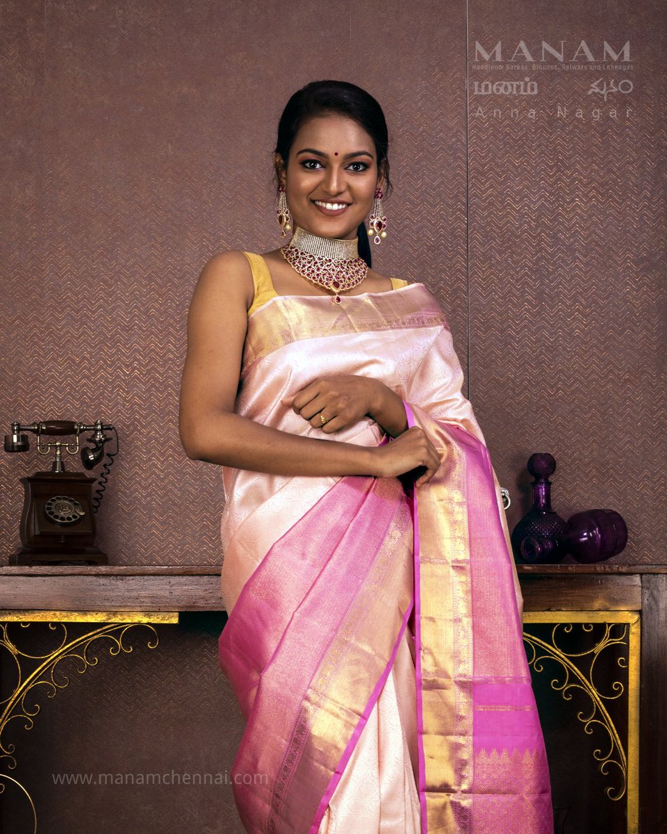 ManamHandlooms's tweet photo. This Peach &amp; Pink Kanchivaram silk saree is half &amp; half colour design with one-half Peacock embossed motif other with Jari self-design, and a rich border on both sides.

#PeachPink #PinkKanchivaramsilksaree #Jariselfdesign #Kanchipuramsilk #Traditionalsaree #weddingsaree #couture https://t.co/0ecUNdALue