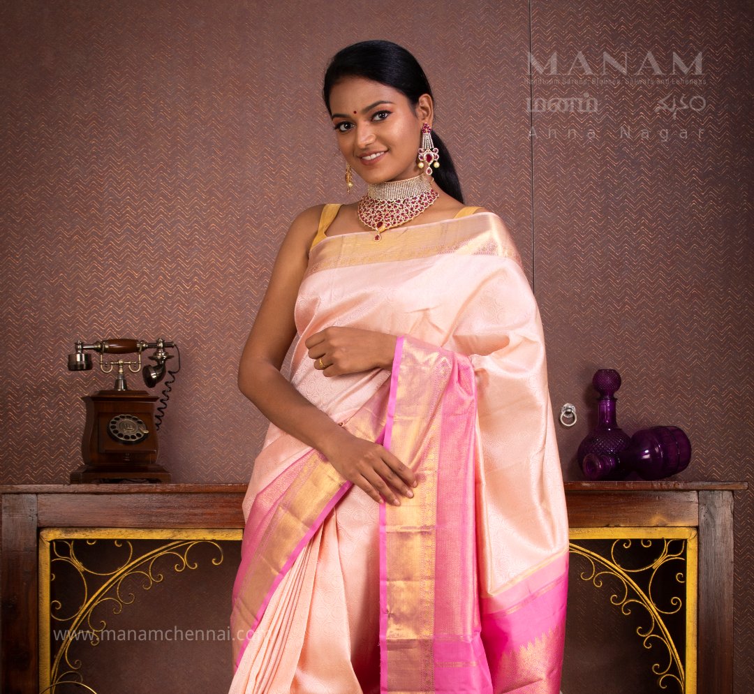 ManamHandlooms's tweet photo. This Peach &amp; Pink Kanchivaram silk saree is half &amp; half colour design with one-half Peacock embossed motif other with Jari self-design, and a rich border on both sides.

#PeachPink #PinkKanchivaramsilksaree #Jariselfdesign #Kanchipuramsilk #Traditionalsaree #weddingsaree #couture https://t.co/0ecUNdALue