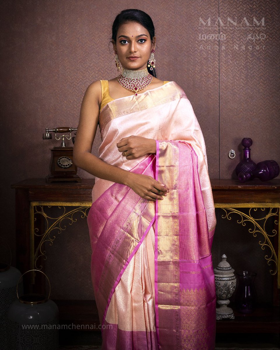 ManamHandlooms's tweet photo. This Peach &amp; Pink Kanchivaram silk saree is half &amp; half colour design with one-half Peacock embossed motif other with Jari self-design, and a rich border on both sides.

#PeachPink #PinkKanchivaramsilksaree #Jariselfdesign #Kanchipuramsilk #Traditionalsaree #weddingsaree #couture https://t.co/0ecUNdALue