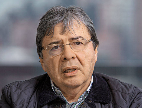 Matador000's tweet photo. Carlos Holmes Ministro de defensa, dice que ayer se manifestaron 253.000 colombianos en todo el país.

Ayer marchamos millones de colombianos, Señor "paquetazo" de Ministro.

Con razón Pacho Santos dijo que no servía para nada. https://t.co/Cf7RyImDui
