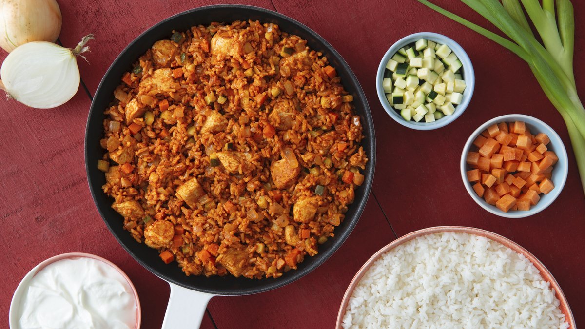 We love a cozy #fall dinner party! This #Chicken Tandoori Rice Skillet Casserole made with our White Rice is so easy to make and will totally impress your guests! #Recipe bit.ly/2XCWEGv