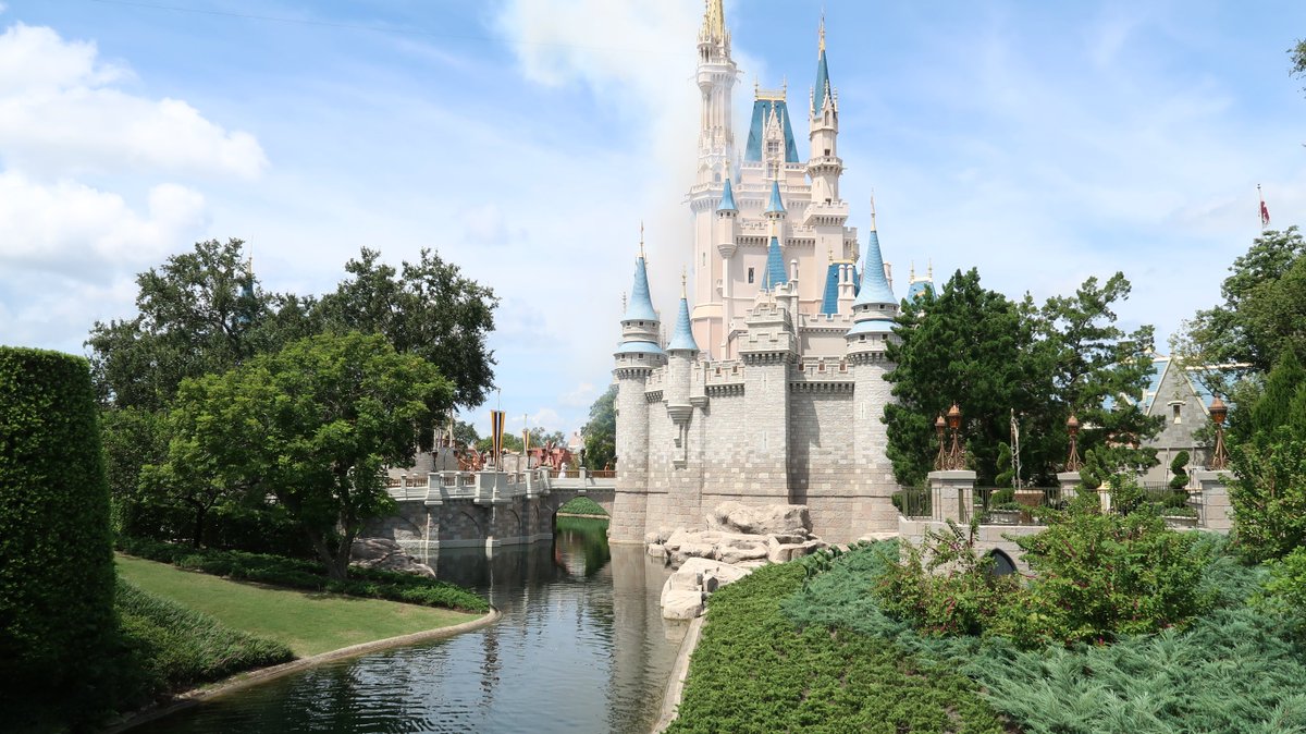 disnthat4's tweet photo. Gorgeous view of the castle. Happy Friday everyone! #disneyworld #disney #YouTube #magickingdom #cinderellascastle #dnt #disnthat https://t.co/iAbPs1czlN