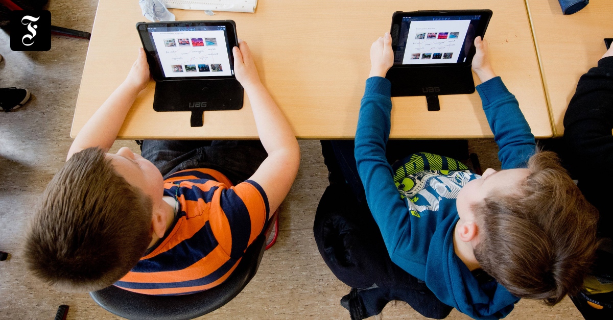 Eine neue Studie belegt nun, was ich schon vor Monaten prognostiziert habe. Digitale Bildung an Schulen ist kein Selbstläufer. Finanzspritzen für Geräte &amp; Infrastruktur alleine reichen nicht aus. #digitalpakt #bildung #zukunft bit.ly/2rJ1ExE