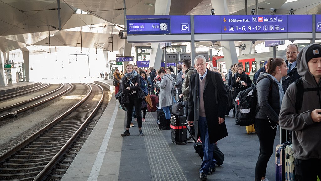 vanderbellen's tweet photo. Unterwegs nach #Meran zu den Feierlichkeiten anlässlich „50 Jahre #SüdtirolPaket“ und zum Gedenken an St. Germain. (vdb) https://t.co/3HWzPQOtMh