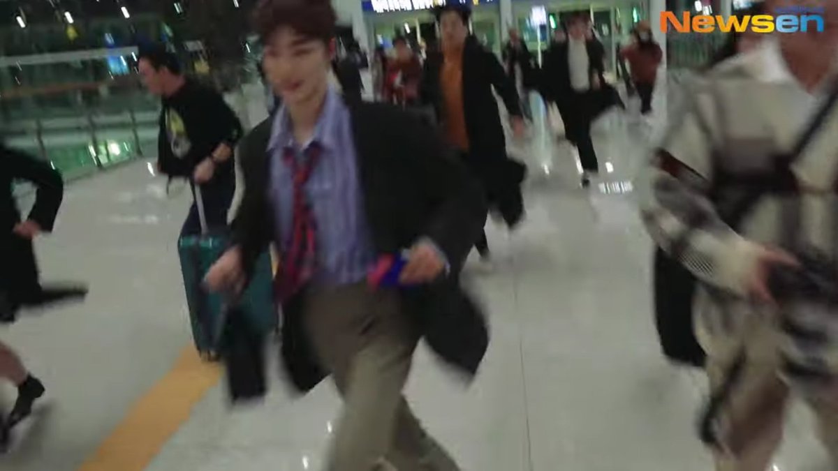 i stand corrected,, here's chanhee running for the gate