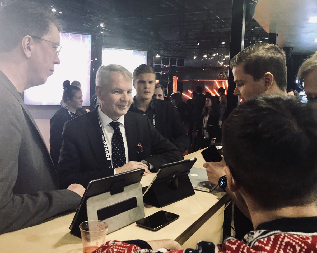 ⁦@Haavisto⁩ tutustumassa ⁦@helsinkiuni⁩ #Slush19 osastoon - tieteeseen perustuvat innovaatiot kiinnostavat #HelsinkiImpact #scienceinnovations